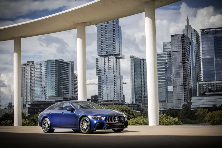 フロントバンパー内部には、「AMG GT R」譲りとなる電動式シャッターを備える「AIR PANEL」を搭載。速度やエンジンの状況に応じ自動で開閉を行い、エンジンやラジエーターに空気を送り込む。