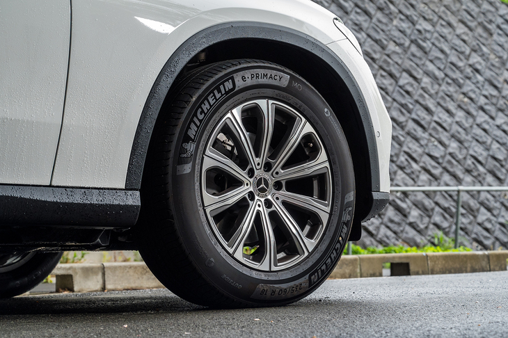 タイヤは60偏平の18インチ。これくらいハイトがあるとちょっとした段差は気楽に乗り越えられる。AMGラインエクステリアなどが含まれる「AMGラインパッケージ」（75万9000円）で20インチに変更できる。