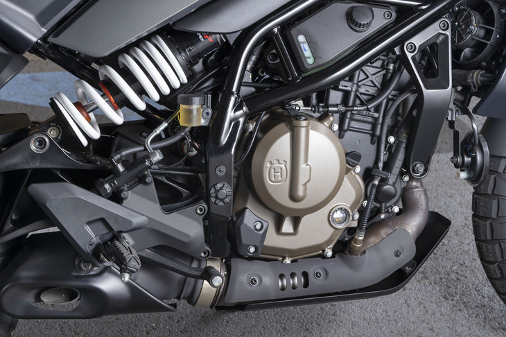 エンジンは排気量398.6ccの水冷単気筒DOHCで、45PSの最高出力と39N・mの最大トルクを発生。トランスミッションにはクラッチ操作なしでの変速を可能にする、イージーシフトが装備される。