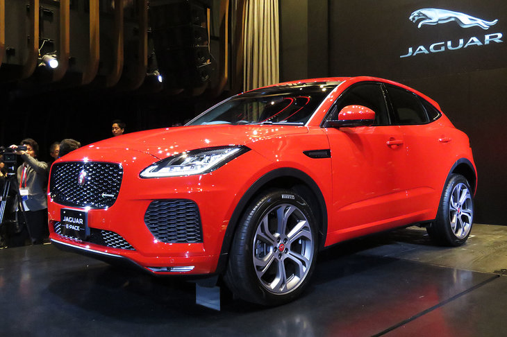 2017年夏にデビューした「ジャガーEペース」。（自称）コンパクトSUVでありながら、その全幅は1900mm（！）に達する。コンパクトとは一体……。