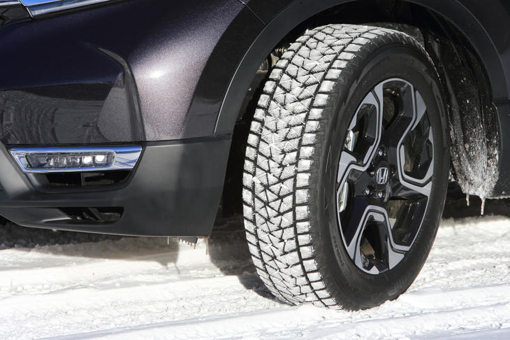 装着タイヤは「ブリヂストン・ブリザックDM-V2」。2014年に発売されたSUV用のスタッドレスタイヤである。