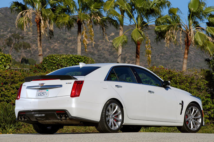 現行型「CTS-V」は2015年1月のデトロイトショーで発表され、日本では2016年1月に販売が開始された。