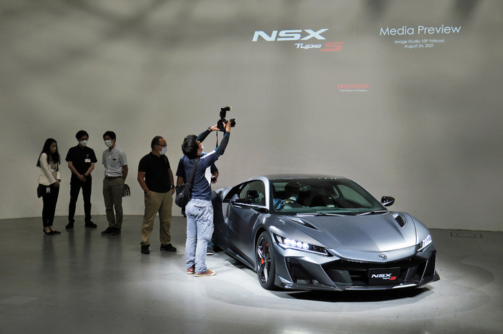 報道陣にカメラを向けられる2代目「ホンダNSXタイプS」。動力性能を高めた台数30台限定のモデルで、2代目NSXのファイナルモデルでもある。