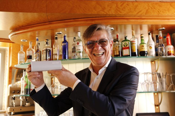 ロケ場所を提供してくれた、シエナにあるホテル・ジャルディーノのオーナー、リッカルドさん。「小さいなあ。若いころはデカいラジカセを担いで楽しんだもんよ」。