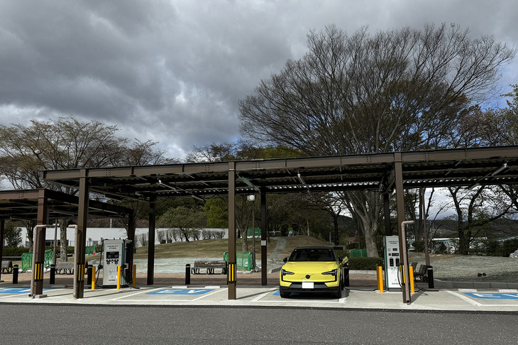 今回は東京と宮城の「スポーツランドSUGO」の往復ドライブの模様をリポート。もちろん連れ出したのはモスイエローの「ボルボEX30」だ。