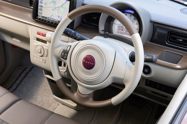 手触りのよい本革巻きステアリングホイールは、ベース車の「アルトラパン」では最上級グレードのみの装備となるが、「アルトラパンLC」では全車標準装備となる。