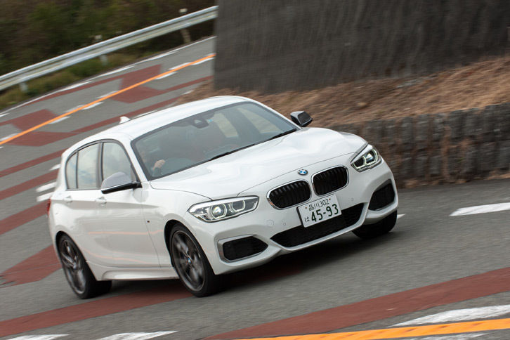 シャシーには独自のチューニングが施されており、アダプティブMサスペンションや可変ギアレシオ機構付きのバリアブル・スポーツ・ステアリングなどが装備される。