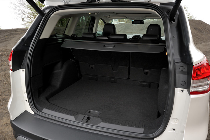 荷室の容量は406リッター。後席は6：4分割可倒式となっている。