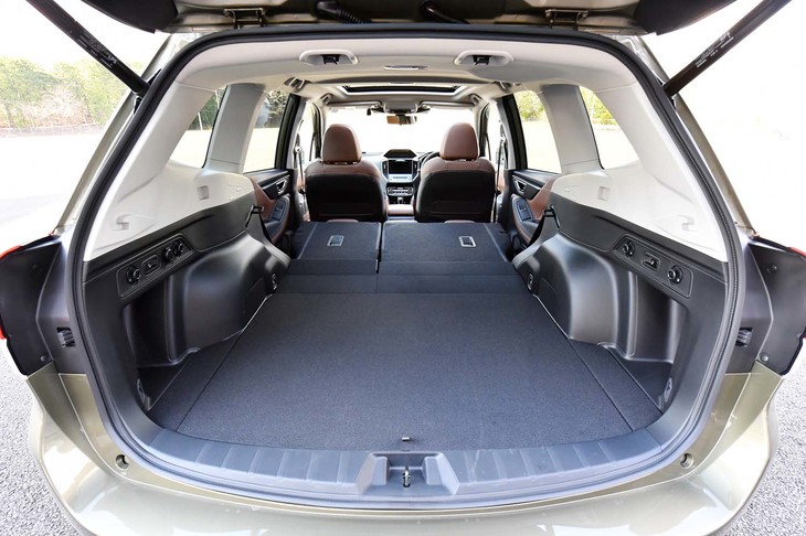 60：40分割式の後席を倒した様子。荷室の側面だけでなく、開口部の上方、バックドアにも多用途の荷掛けフックが備わる。後席のロック解除スイッチは、荷室の側壁に設置されている。