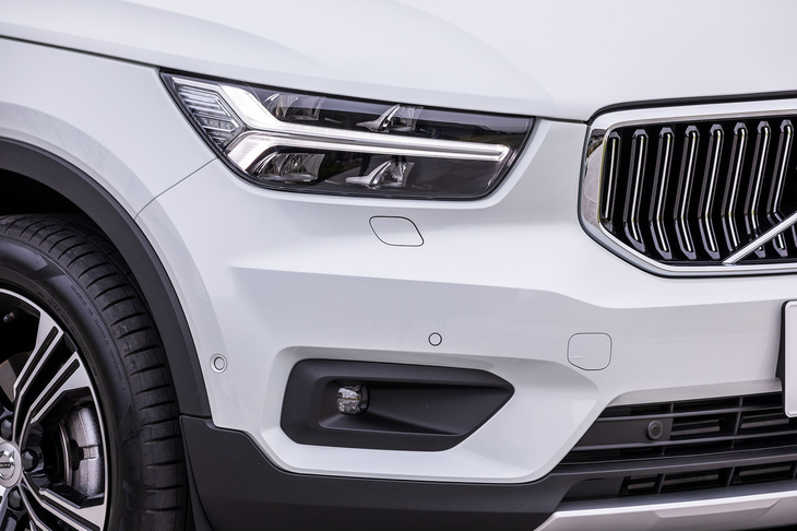 ボルボが「トールハンマー」と呼ぶT字形のLEDヘッドランプ。「R-DESIGN」と「インスクリプション」では、操舵した方向を照射するアクティブベンディング機能が備わる。