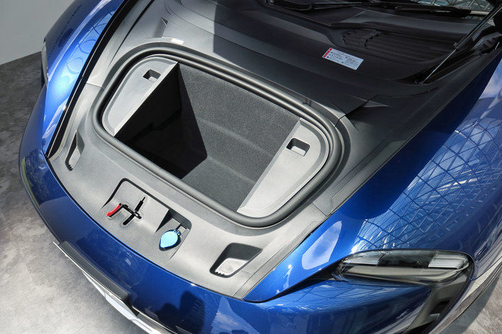 ポルシェ・タイカン4クロスツーリスモ（フロントトランク）