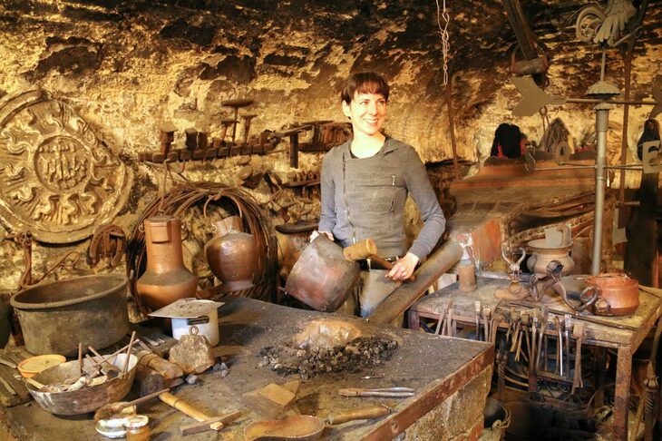 シエナの彫金レリーフ工房「アンティーカ・ボッテーガ・ブロッキ」のラウラ・ブロッキさん。