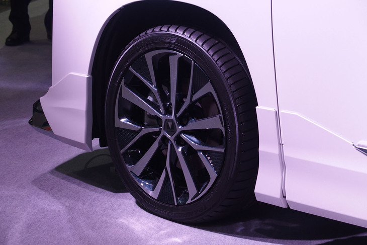 「18インチアルミホイール＆タイヤセット モデリスタWingDancer X VII」が装着された「トヨタ・ヴォクシー」。