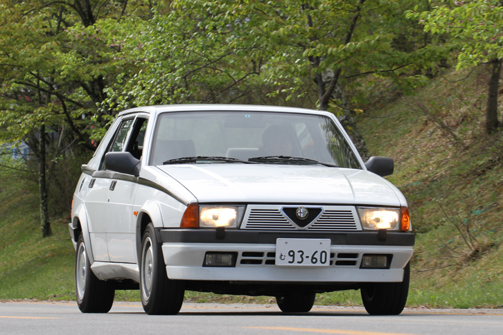 「75」。1972年デビューの「アルフェッタ」、その姉妹車である2代目「ジュリエッタ」からトランスアクスルレイアウトを受け継いだベルリーナで、1985年に登場した。