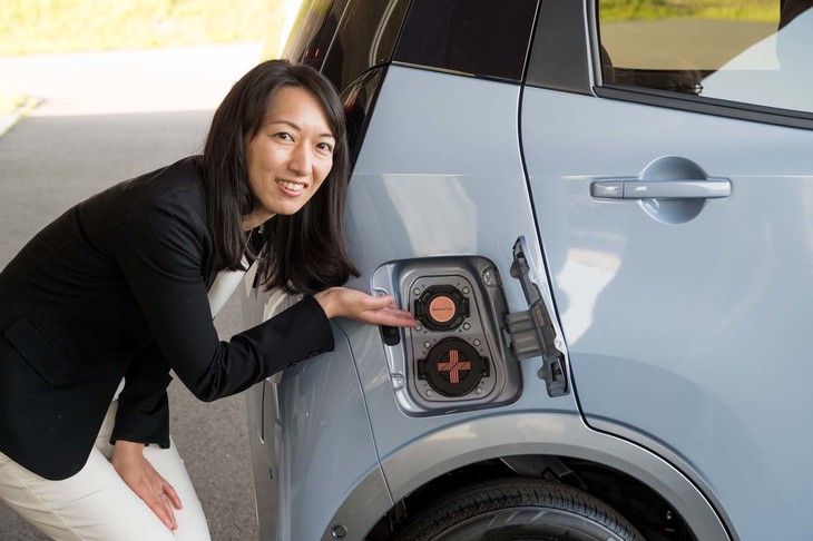 「水引は充電ポートのキャップにも使われているんですよ」