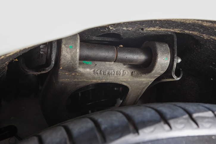 2リッターBlueHDiディーゼル搭載車のサスペンションは、前（写真）がダブルウイッシュボーン、後ろがマルチリンクとなる（セダン、SWとも）。