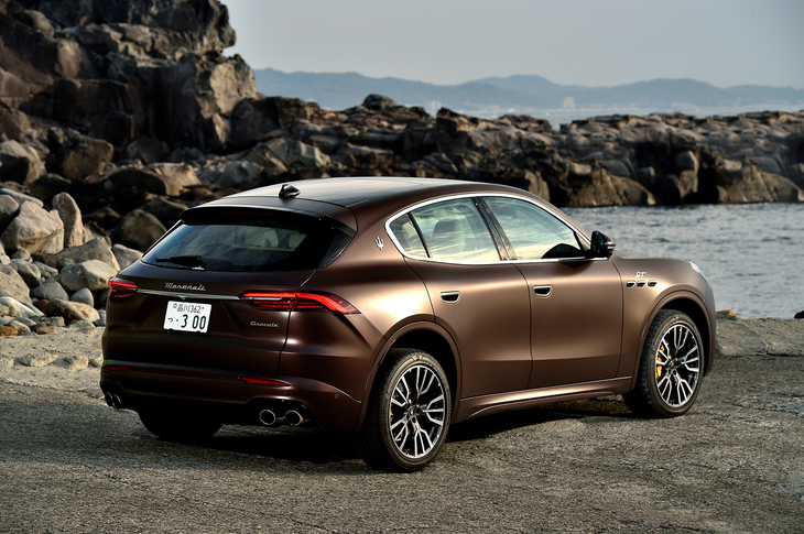 パワートレインはマイルドハイブリッドの2リッターターボエンジンが2種類（出力違い）と3リッターV6ツインターボの全3タイプ。いずれもマセラティの最新ユニットで、駆動方式はすべてAWD。