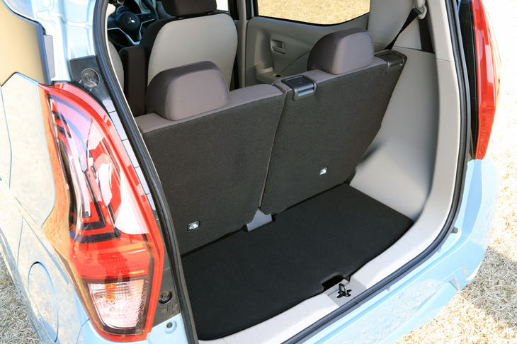 リアシートには左右一体式の前後スライド機構と、分割可倒機構が備わる。