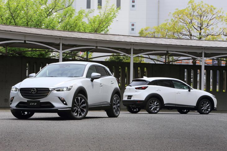 「マツダCX-3 20Sプロアクティブ Sパッケージ」（左）と「CX-3 XDエクスクルーシブ モッズ」（右）。