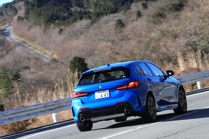 スポーツハッチの標準から言えば文句なしの「M135i xDrive」だが、FR系BMWと比べてしまうと、気になるところがあるのも確かだ。