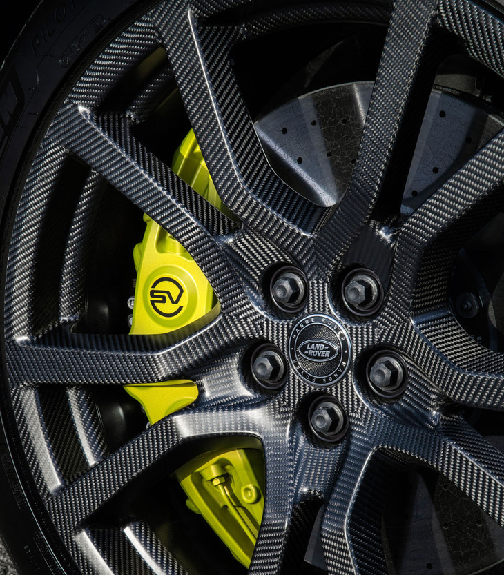 23インチという大径カーボンホイールは、鋳造アルミのものに比べ、1台分で35.6kg軽量。バネ下重量の大幅な軽量化を実現し、動力性能向上に貢献する。その奥に見えるブレンボ製の8ピストンキャリパーにカーボンセラミックローターと、スーパースポーツ並みの装備がおごられている。