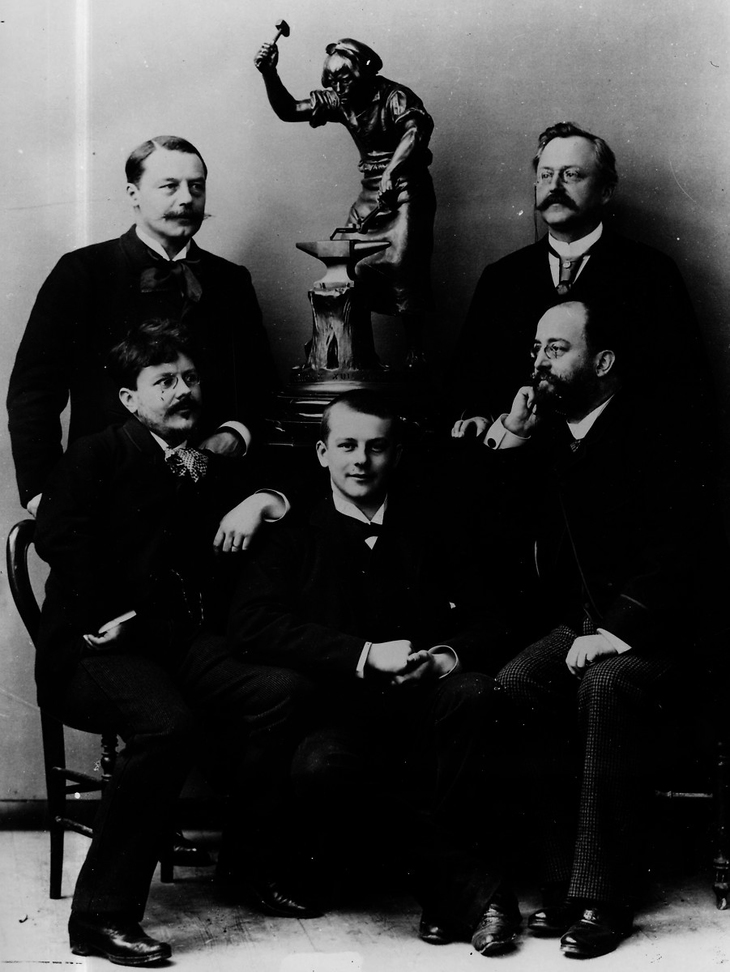 モンベリアールの農家だったプジョー家は、18世紀より軽工業に進出。19世紀に入ると製鉄や金属製品の製造などに手を伸ばし、事業を拡大していった。