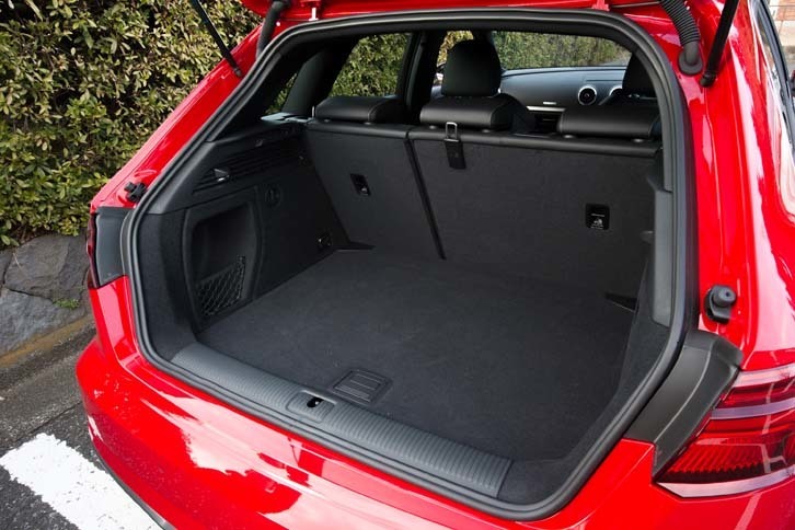 荷室の容量は380リッター。リアシートには6：4の分割可倒機構が備わる。