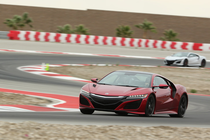 サスペンション形式は、フロントがダブルウイッシュボーン、リアがマルチリンクで、磁性流体を用いた電子制御ダンパーが装備される。