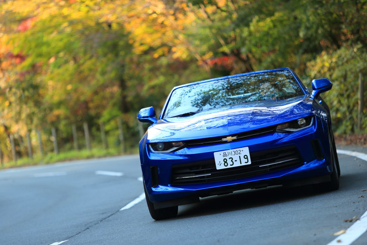 本国では多彩な仕様やパワープラントが用意されている「カマロ」。日本向けにはクーペの「SS」と「LT RS」、そして「コンバーチブル」の3モデルが用意されている。