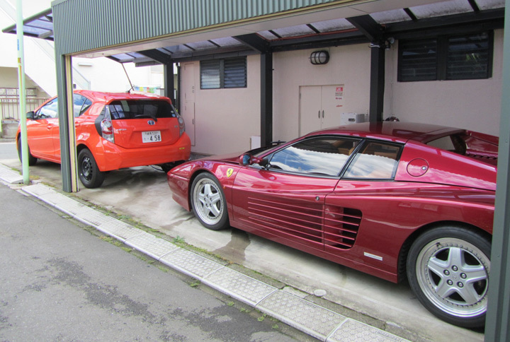 「512TR」の前には、普段の足である“牛丼車”「トヨタ・アクア」を格納。