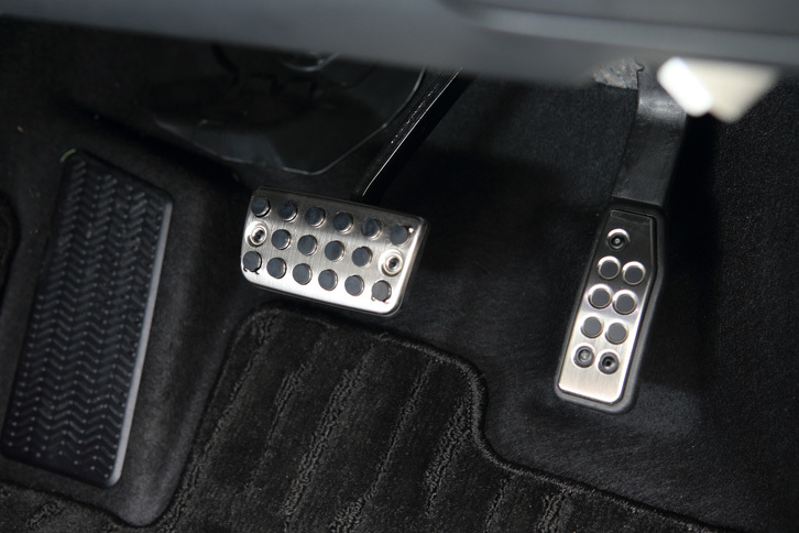 今回の試乗車には、アルミ製のスポーツペダルや、ヒールパッド付きのフロアカーペットマットも備えられていた。