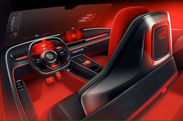 現時点でインテリアの現物は存在しない。イメージ映像ではウインドスクリーンの両端がヘッドアップディスプレイになっていることなどが見て取れる。