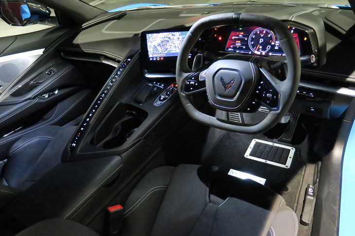 小ぶりで四角いステアリングと、センターコンソール部のずらりと並んだエアコン操作ボタンがカッコいい新型「コルベット」のコックピット。そこに、以前のコルベットのような大味さはない。