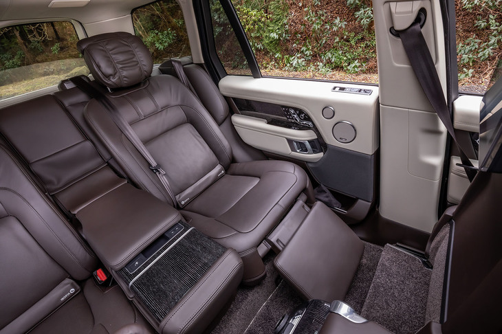 「シートスタイル10」の後席には、ヒーターやクーラー、オットマン、リクライニング、マッサージ機能などが付くエグゼクティブクラスコンフォートプラスリアシートが装備される。