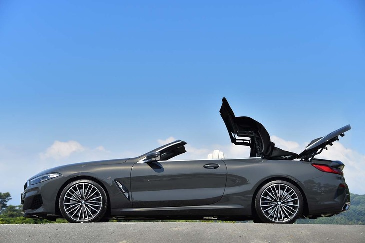 ルーフの開閉動作に要する時間は、ぞれぞれ15秒。50km/h以下であれば走行中でも操作できる。