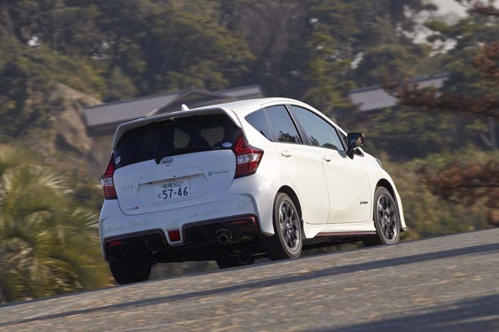 日産の広報氏に、なぜ「ノートe-POWER NISMO」でジムカーナをしないのかという質問をぶつけると、「台数が確保できなかったので……」という単純かつ明快な答えが。