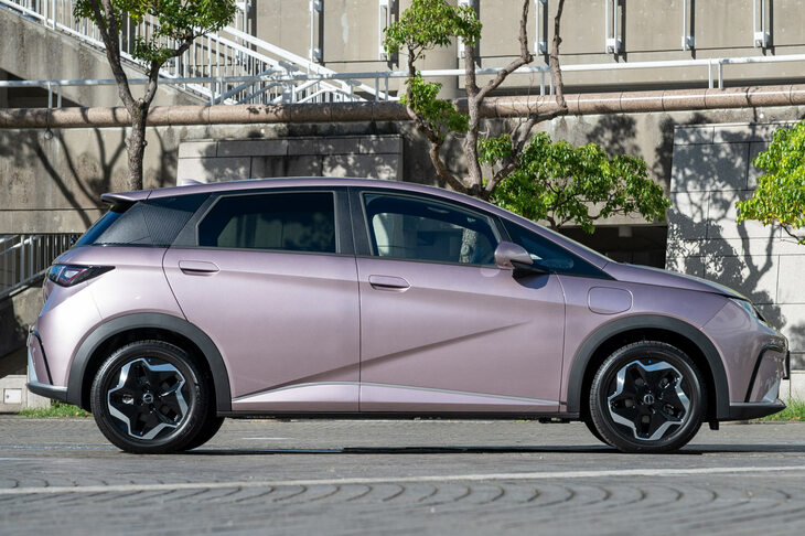 清水「こうして見ると、確かにフロントタイヤから先が間延びしてるような」　
	ほった「ドアの下側のプレスラインも、個性を出そうとしてちょっとムリしちゃった感がありますね」　
	（写真：向後一宏）