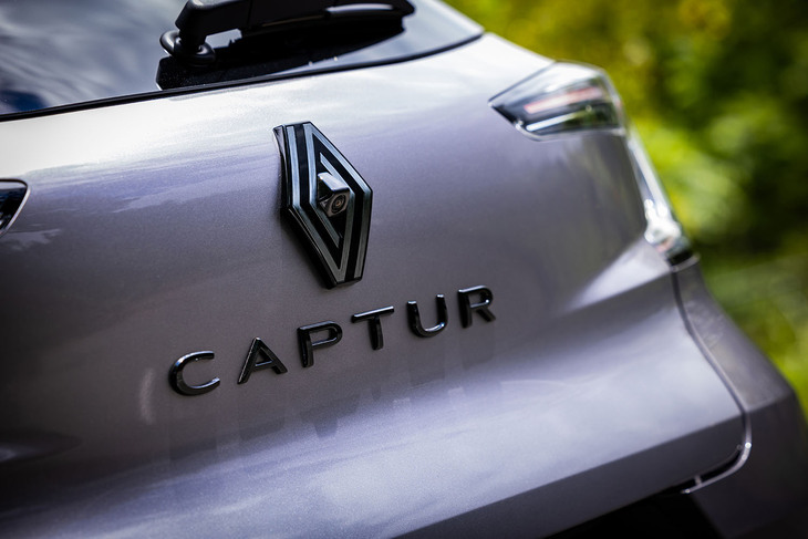 ロザンジュ（ひし形）と呼ばれるボディーの前後に備わるルノーエンブレムは、2021年に発表された最新デザイン版。「エスプリ アルピーヌ」グレードでは、リアゲートの「CAPTUR」エンブレムがブラック仕上げになっている。