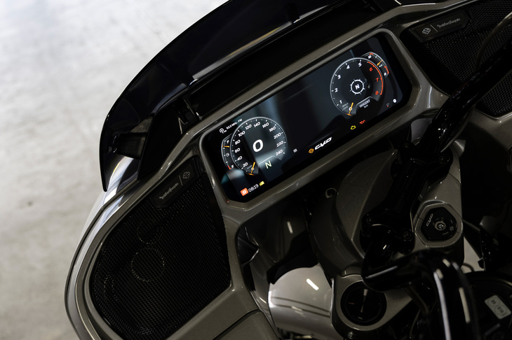 フェアリングにはメーターに代えて、12.3インチの巨大なTFTカラータッチスクリーンを搭載。デフォルトの3つのモードと2つのカスタマイズモードからなるライディングモードセレクターも、ここ（とハンドルバーのスイッチ）で操作する。