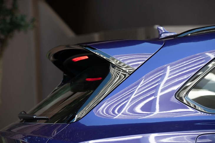 リアエンドには専用の大型テールゲートスポイラーが装着される。