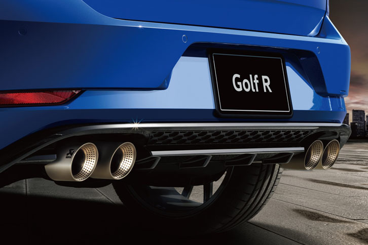 「ゴルフRパフォーマンス」には、アクラポヴィッチと共同開発した専用チタンエキゾーストシステムが装着される。