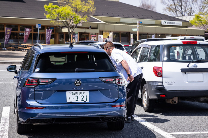 赤城高原サービスエリアでフォルクスワーゲン ジャパンのオフィシャルスタッフに燃費チェックをうけるwebCGチームの「ゴルフヴァリアントTDI Rライン」。