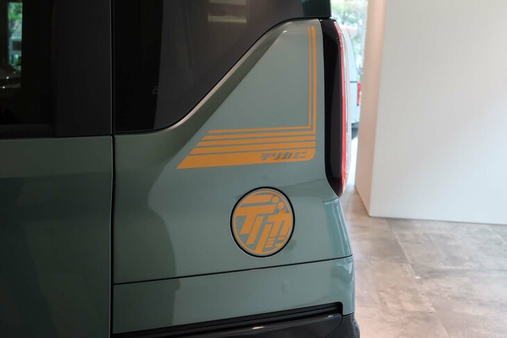 ディーラーオプション「ワイルドアドベンチャースタイル」として用意されるデカール類。