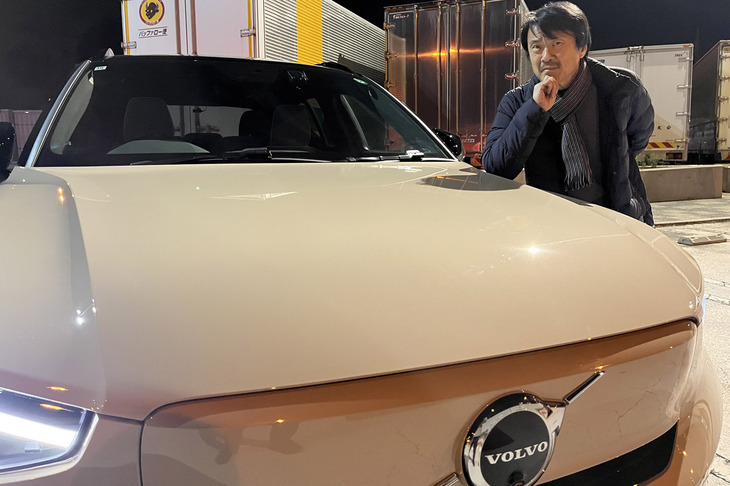 ウルトラ加速のスタイリッシュなBEV「EX40ウルトラ ツインモーター」は、首都高も街なかもスムーズにスイスイと走れるいいクルマだった。しかし外国人観光客は、四半世紀前のR34型「日産スカイラインGT-R」に群がっていく。この先BEVは、果たしてどのように個性を出せばいいのだろうか。