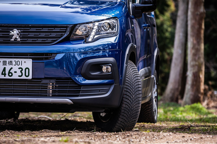 走行中の遠心力でタイヤの溝にはまった石などを排出するセルフクリーニング性能にも優れており、オフロードも安心して走行できる。