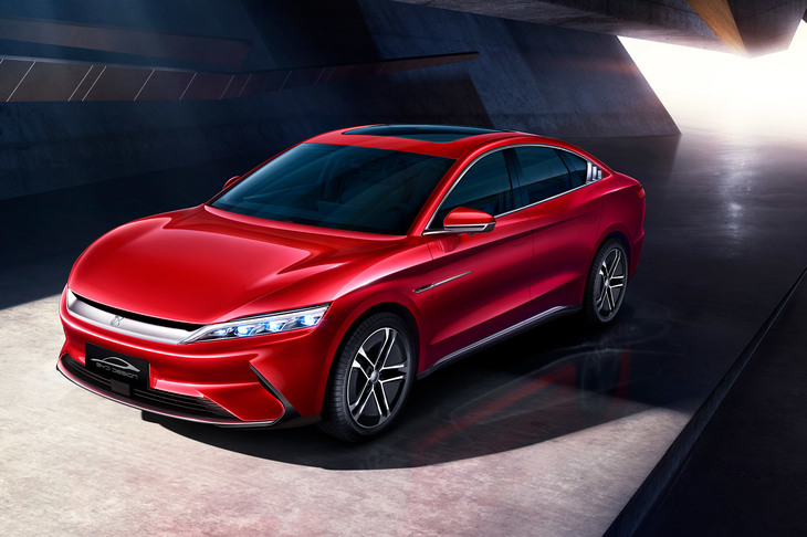 中国BYDのEVセダン「漢（ハン）」。国を挙げてEVの普及を進めてきた中国だが、火力発電に頼った現在の電力事情では、CO2排出量の削減はほとんど望めないという。