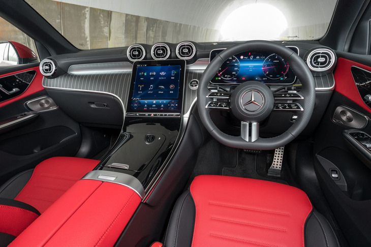 ダッシュボードにはリアルなウッドパネルがぜいたくに使われる。「MBUX ARナビゲーション」は「Sクラス」譲りの……などとうたわれるが、先に「Aクラス」などにも採用されている。