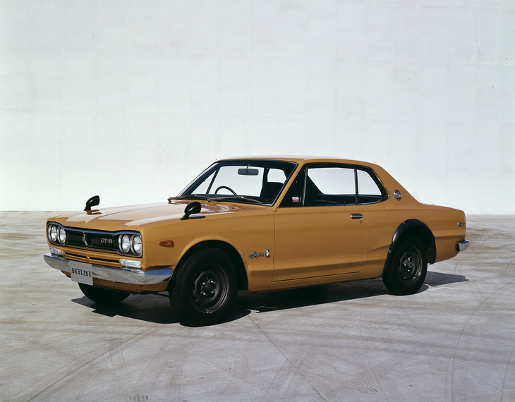 オンエア中の日産のテレビCMで、木村拓哉が最初に乗り込んで走りだす、型式名KPGC10こと「スカイライン ハードトップ2000GT-R」。セダン版のPGC10と合わせてツーリングカーレースで49連勝を含む五十数勝を挙げた、スカイライン伝説最大の担い手。