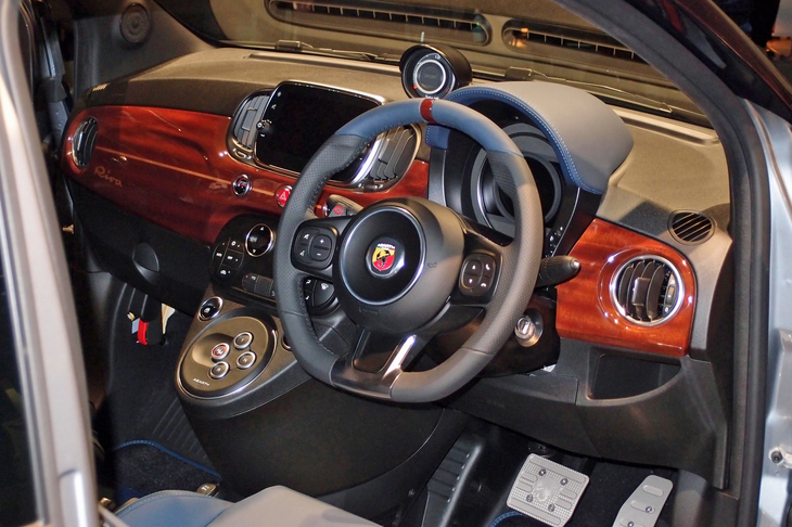 ダッシュボードやステアリングホイールの一部にマホガニーを採用している。