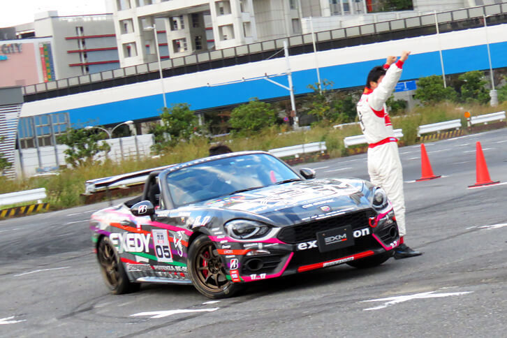 罰ゲームも兼ねてか、予選であっさり敗退したジャイアント白田氏を助手席に乗せ、山野哲也選手が「124スパイダー」でデモランを披露。「白田さん、ずっと『うわー！ うわー！』とばかり言っていました」（山野選手 談）